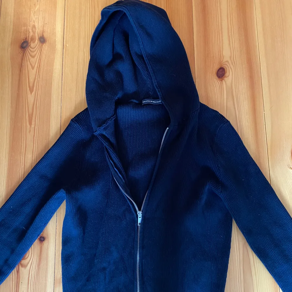 Hoodie med dragkedja från brandy Melville i mycket bra skick.. Neuletakit & Villapaidat.