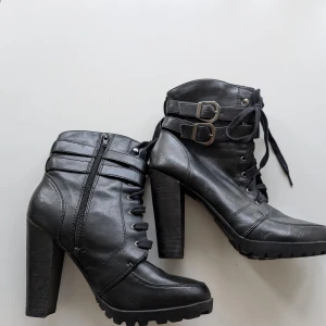 Ankelboots med snörning  - Mycket fint skick, se bilder för mått på klacken 