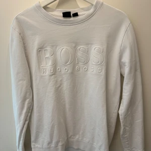 Hugo Boss sweatshirt - Storlek M ca 2-3 år gammal  Köparen står för frakten.