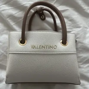 Valentino väska vit/brun skriv privat vid frågor/ bilder 💞