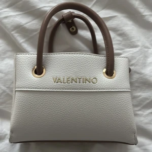 Valentino väska  - Valentino väska vit/brun skriv privat vid frågor/ bilder 💞
