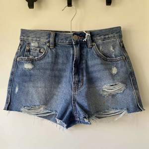 Oandvända jeans shorts från pull&bear, nyskick. Säljer de pga av att de inte riktigt passade. De är mid/high waist. De är lite små i storleken