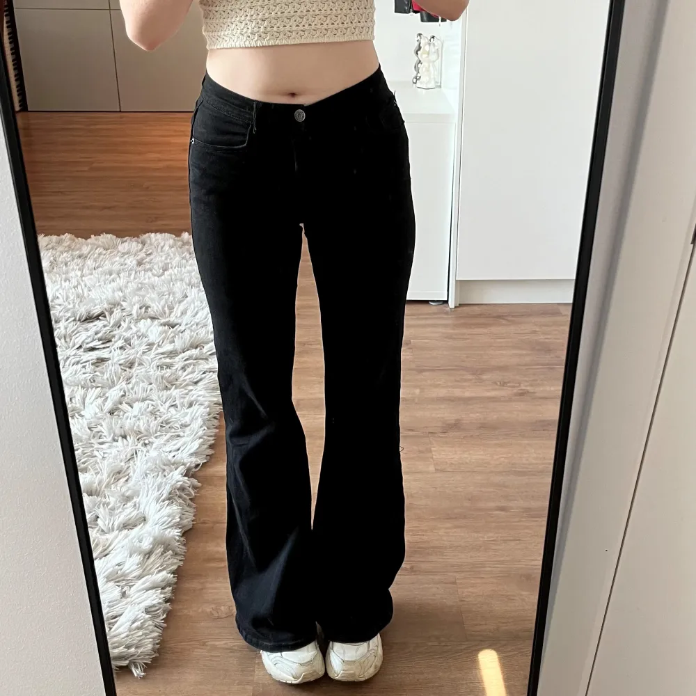 Svarta midwaist bootcut jeans från pull&bear. Står att de är i storlek 32, men skulle definitivt säga att de passar upp till 36, då de är väldigt stretchiga. Använda ett fåtal gånger, så dom är i bra skick.🫶💕. Jeans & Byxor.