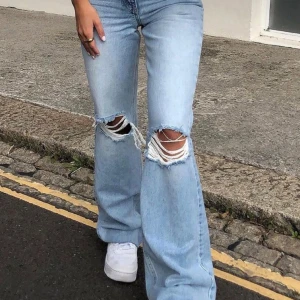 Zara wide leg jeans  - Säljer dessa supersnygga Zara jeans i storlek 34 för 150kr, då de tyvärr inte passar mig längre 🩵 Jeansen är därför väldigt fina i kvaliten och skicket. Jag köpte dem för 399kr. 