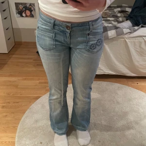 Low waist jeans  - Detaljer av blommor både fram o bak Väl använda utan skavanker Passar mig som är 160 lång 