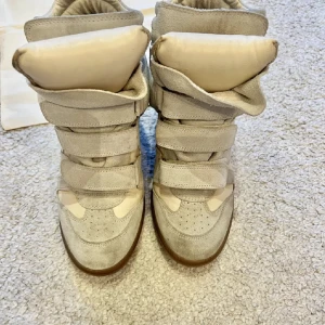 Isabel marant skor  - skulle vilja byta mina beiga Isabel marant skor mot en annan färg och i samma storlek (39). Sista bilden är dåligt ljus så färgen är mest lik på första och andra bilden! Skulle kunna tänka mig att sälja dom vid bra brud + ska rengöras🥰