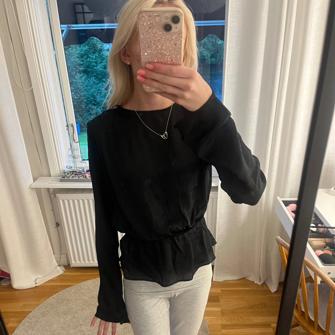 Svart långärmad blus öppen i ryggen - 90