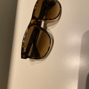 Ray-ban Boyfriend - Skicket är bra på glasögona förutom att ena sidan av glasögona är lite sne med det funkar ändå alldeles utmärkt. Använts från och till. 