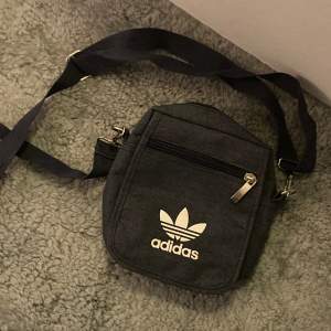 Mindre väska från Adidas, fint skick. 50kr. 