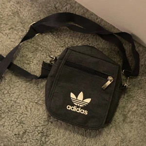 Adidas väska - Mindre väska från Adidas, fint skick. 50kr. 