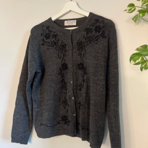 Grå kofta med paljetter - Fin kofta med paljettdetaljer🩷 Märket ser ni på bilden🩷 Inga defekter