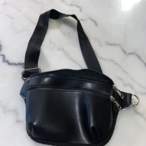  En magväska💞 -  En väldigt praktisk magväska man kan ha den när man ska ut och resa eller något💞