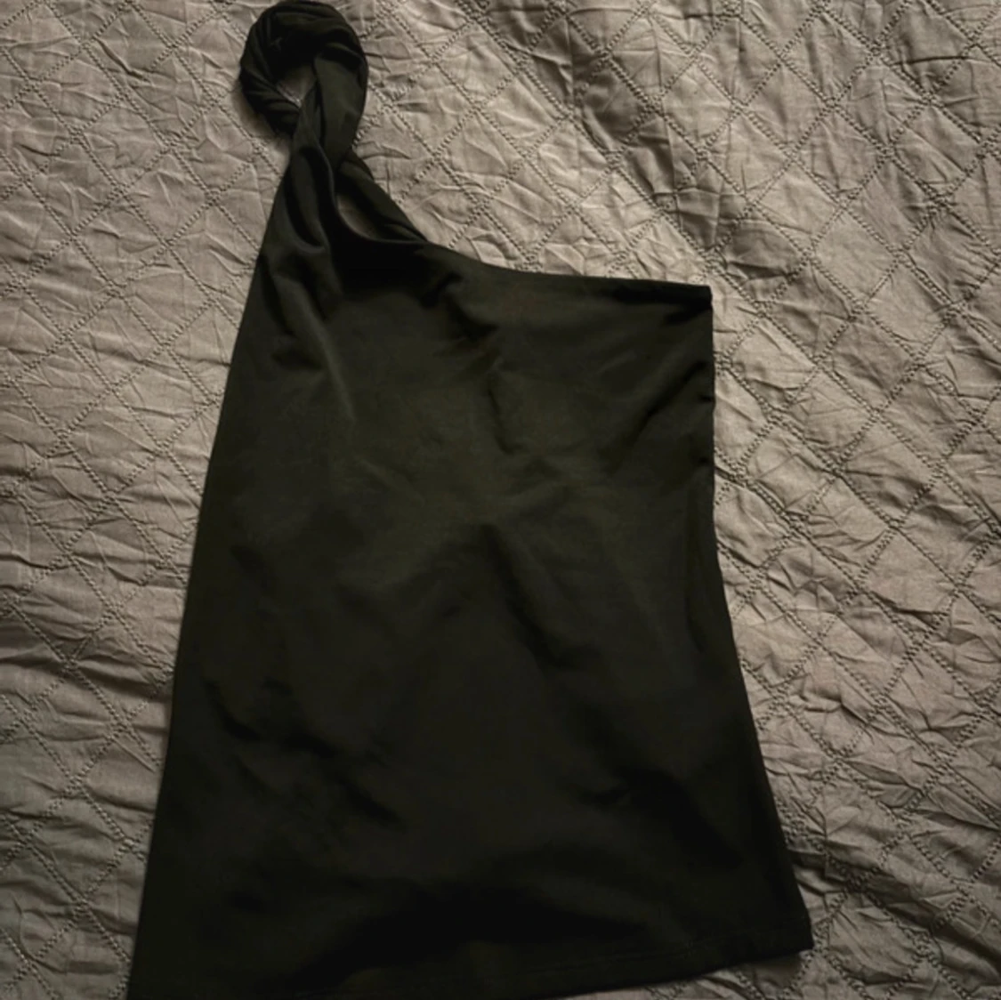 Svart oneshoulder topp från H&M