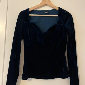 Sammetstopp - Mörkblå sammetstopp. Väldigt fin på! Storlek S. Använd bara en gång.