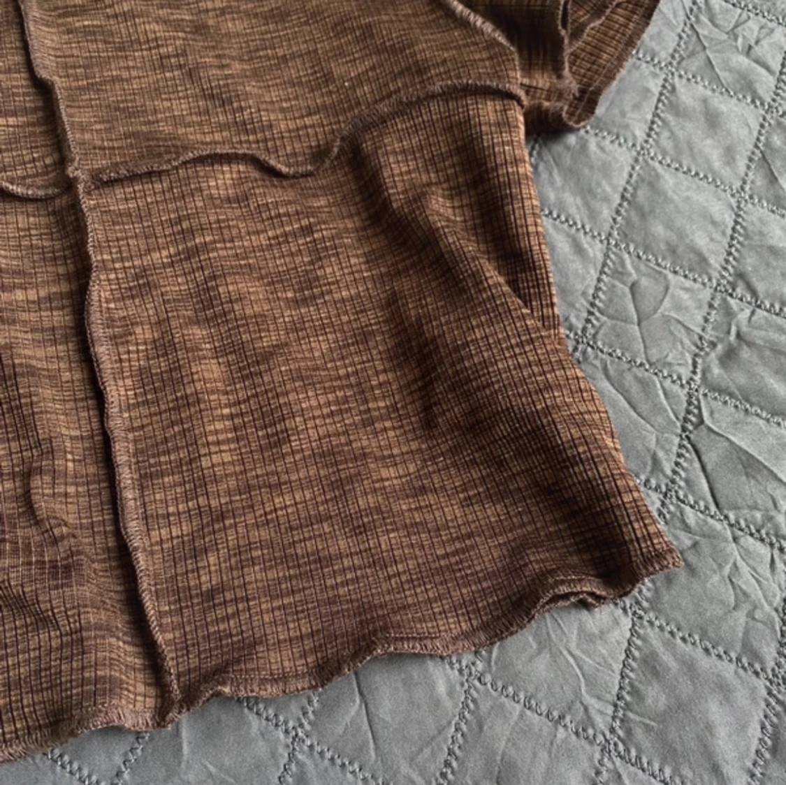 Brun ribbad topp från Divided - 92