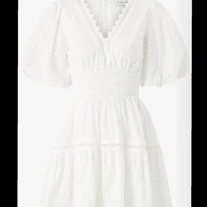 By malina klänning - En klänning från by malina som är använd 2 gånger. Så gott som ny utan några defekter. Den är i storlek M men deras klänningar är lite mindre i storleken så den passar S och M. Själv har jag storleken S🩷og pris 2400kr