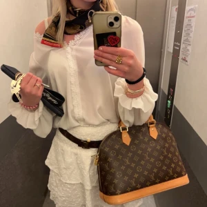 Vit topp - Säljer min vita topp från Vila💞 Den är som ny och säljer då den inte kommer till användning längre!