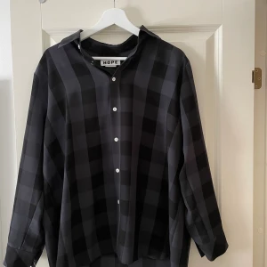 Hope blus/skjorta M - Blå och svartrutig skjorta/blus som använts ytterst lite och är i mycket gott skick!