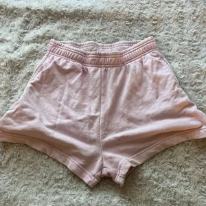 Shorts  - Rosa mjukis shorts jättesköna och bra skick 