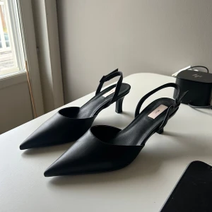 Klackar - Svarta klackar ifrån Nelly i strl 39💞 De är endast använda en gång så de är i jättebra skick❣️De är helt slutsålda på hemsidan och nypris är 499kr. Klackhöjden är 6 cm och man kan även justera banden som går runt hälen.