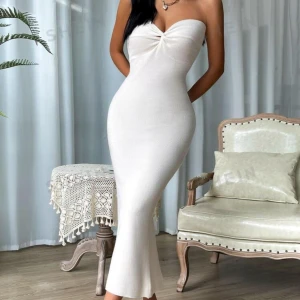 Vit klänning  - Sjukt snygg klänning som sitter perfekt på, tyvärr har den inte kommit till användning  Från SHEIN 