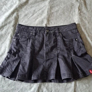 Jeanskjol  - Oanvänd jeanskjol som sitter lågmidjad. Det står storlek 32 men passar mig med S. Midjemåttet är 39cm mätt rakt över. Kontakta gärna vid frågor🫶🫶