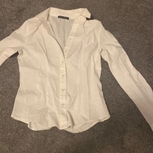 Brandy melville figursydd skjorta - Figursydd skjorta från Brandy Melville. Säljer då den är för liten för mig, därför i nyskick. 