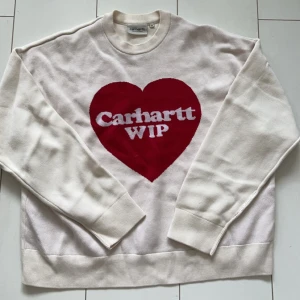 Carhartt Jumper - Tröja köpt på Junkyard i strl M, har ett litet hål i underarmen på ena sidan, men går lätt att sy ihop 🌸