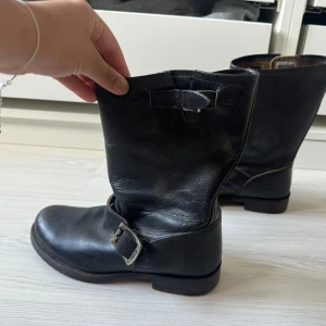 Boots - Svarta/brunaktiga boots från Frye. Använt skick men fortfarande väldigt fina! Står inte vilken storlek de är på de men skulle säga att de är en 36-37. 