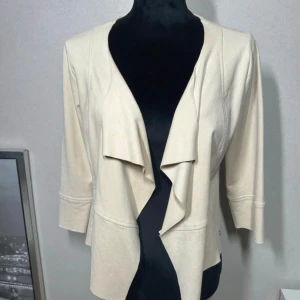 Beige sommarjacka med kortare ärmar - Mycket fint skick, väl vårdad, i himla fin ljusbeise/cream färg, mjuk och skön. Strl S från Flash  Woman. Kortare ärmar 3/4 delen, passar bra till sommarkvällar 👌