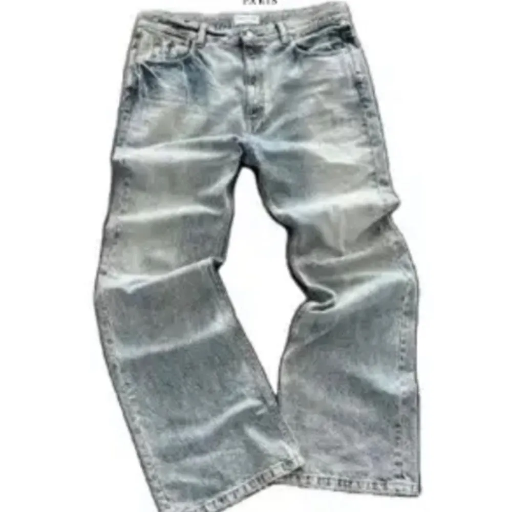 söker jeans som liknar dessa, baggy bootcut flare ba skicka vad ni har, bryr mig inte vilket de märke de är, skicka om ni har nåra feta customs oxå. helst svarta eller blå, är de inte sigma vill jag ej ha de🙏💯🔥. Jeans & Byxor.