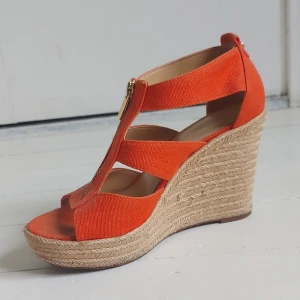 Michael kors kilklack  - Grymt snygga Michel Kors kilklack sko. Sparsamt använda  Perfekt för en storlek 38