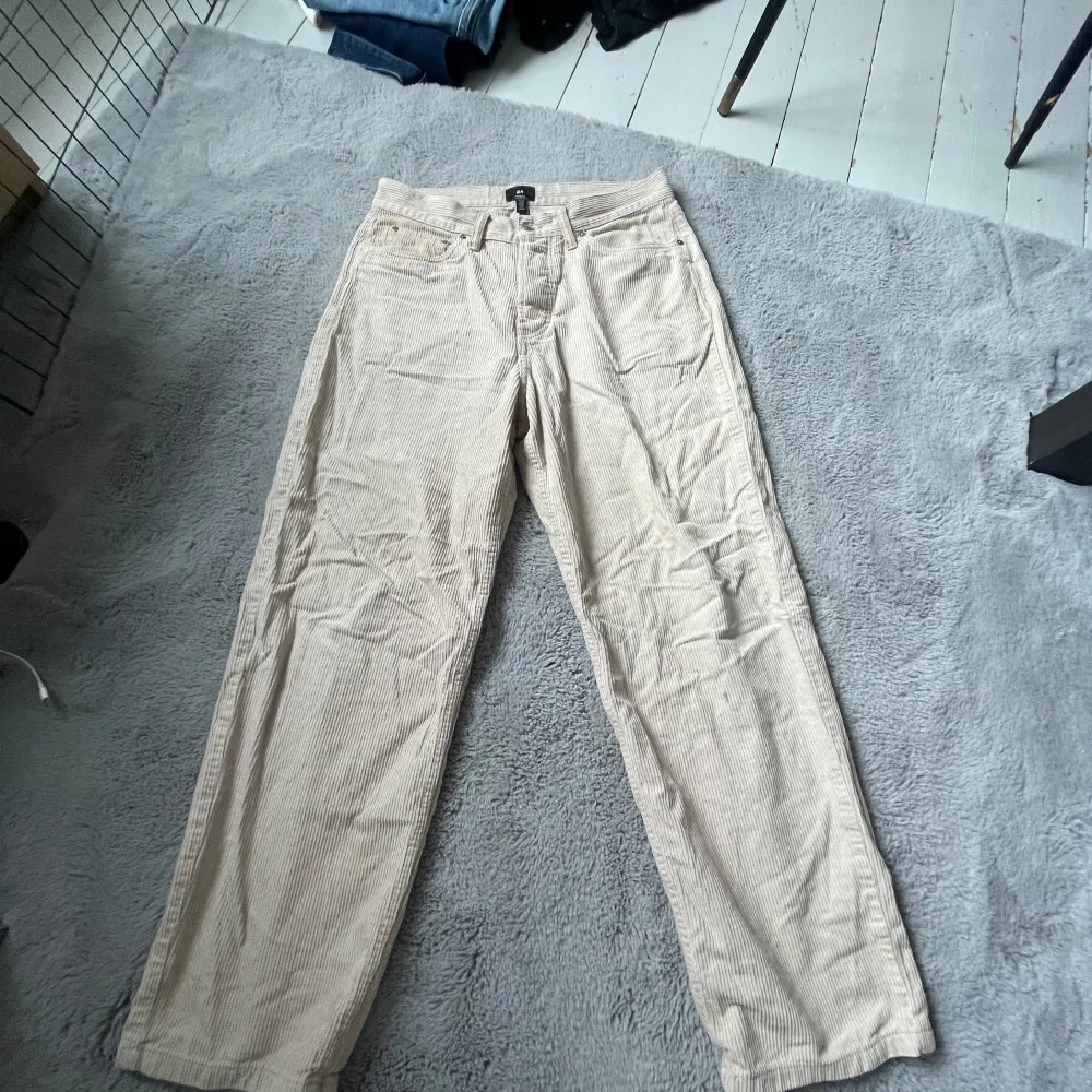 Ett par manchester byxor i väldigt bra skick. Dom är längd 30 och passar bra på mig som är 175cm. Vid fler frågor är det bara att skriva.. Jeans & Byxor.