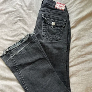 Utsvängda lågmidjade true religion jeans  - Säljer då de inte används längre. Obs! Byxorna är uppsprättade längst ner för extra längd. De sitter bra på mig som är 168