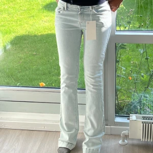 Ltb Jeans - Säljer dessa helt nya ljusblåa ltb jeans i stl W26 .Jeansen är endast testade, lappen och original förpackningen finns kvar. Original pris är cirka 600kr. Kom privat för fler bilder. Jag säljer dessa då de är för långa för mig. Använd inte köp nu 