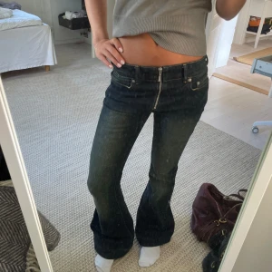 Lågmidjade bootcut jeans  - Säljer dessa superfina jeans från weekday i storlek 25. De är uppsydda men det går att sprätta upp till original längd. Knappt använda!  Innerbenslängd: 82 cm, midjemått: 70 cm