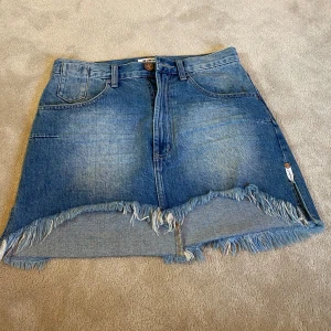 Denim kjol - Oneteaspoon kjol i denim. Nypris ca 1300kr, köpare står för frakten