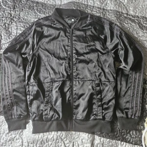 Adidas jacka - Mycket bra men använt skick, superskön och fin!