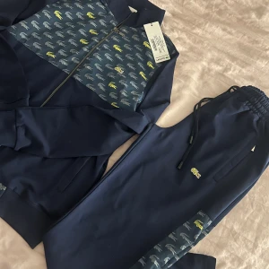 Lacoste set  - Säljer denna snygga set från Lacoste i storlek S. Kontakta mig för prisförslag! 