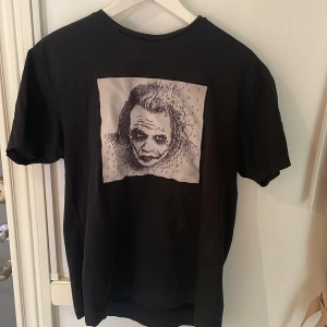 Limitato T-shirt - Stilren limitato T-shirt i bra skick.