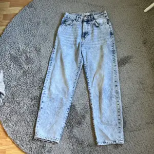 blå jeans från Gina tricot. Det är raka jeans med hög midja i strl 36.  Använda men i väldigt fint skick.