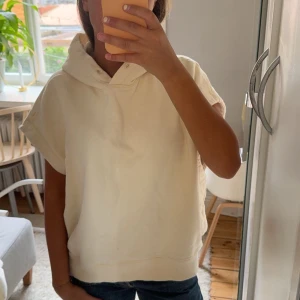 Snygg hoodie⭐️ - Jättecool lite oversized kortärmad hoodie i fint skick!😍gulbeige
