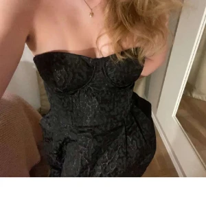 Klänning - Säljer denna jättefina korsettklänningen då den inte kommer till användning❤️❤️(lånade bilder)