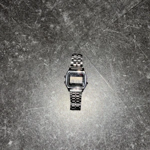 Klocka - En digital klocka i fint skick och funkar bra.