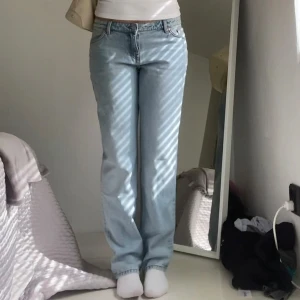 Raka lågmidjade jeans - Säljer dessa nya raka lågmidjade jeans från Monki. Endast testade, har ej kommit till användning. Osäker på strl, men runt 38. superfina! Köpta för 400kr