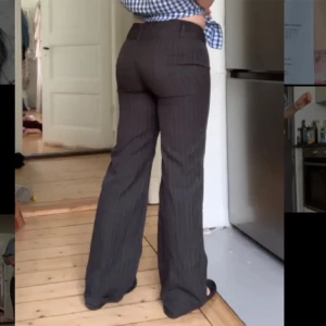 Lågmidjade kostymbyxor  - Kostymbyxor med vita ränder jag köpte här på plick, säljer då de inte passade mig Lånade bilder 