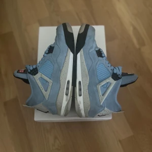 Jordan 4 retro - Använda ett par gånger men fortfarande i väldigt bra skick  . Säljer skorna då dom blivit för små för mig, inga skador på skorna. Skorna är storlek 42/5 men passar upp till 44 då dom är ganska stora i storleken. 