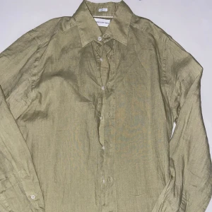 Grön lineskjorta  - Fin linrskjorta i mycket bra skick använd några gånger. Köpt på Volt för 799. Säljer då den är för lite för mig 
