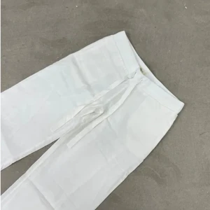 EVERYDAY LINNEPANTS  - Linnebyxor från alobha label i ny skick. Inte använda någon gång så har lappen kvar. Super fina till alla årstider med bra passform. Lågmidjade i midjan och en aningen vida i benen. Passar alla super bra och är ett måste i ens garderob💕💕