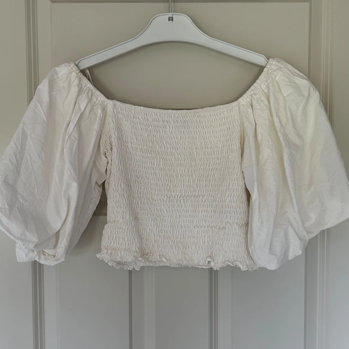 Kroppad topp med puffärm